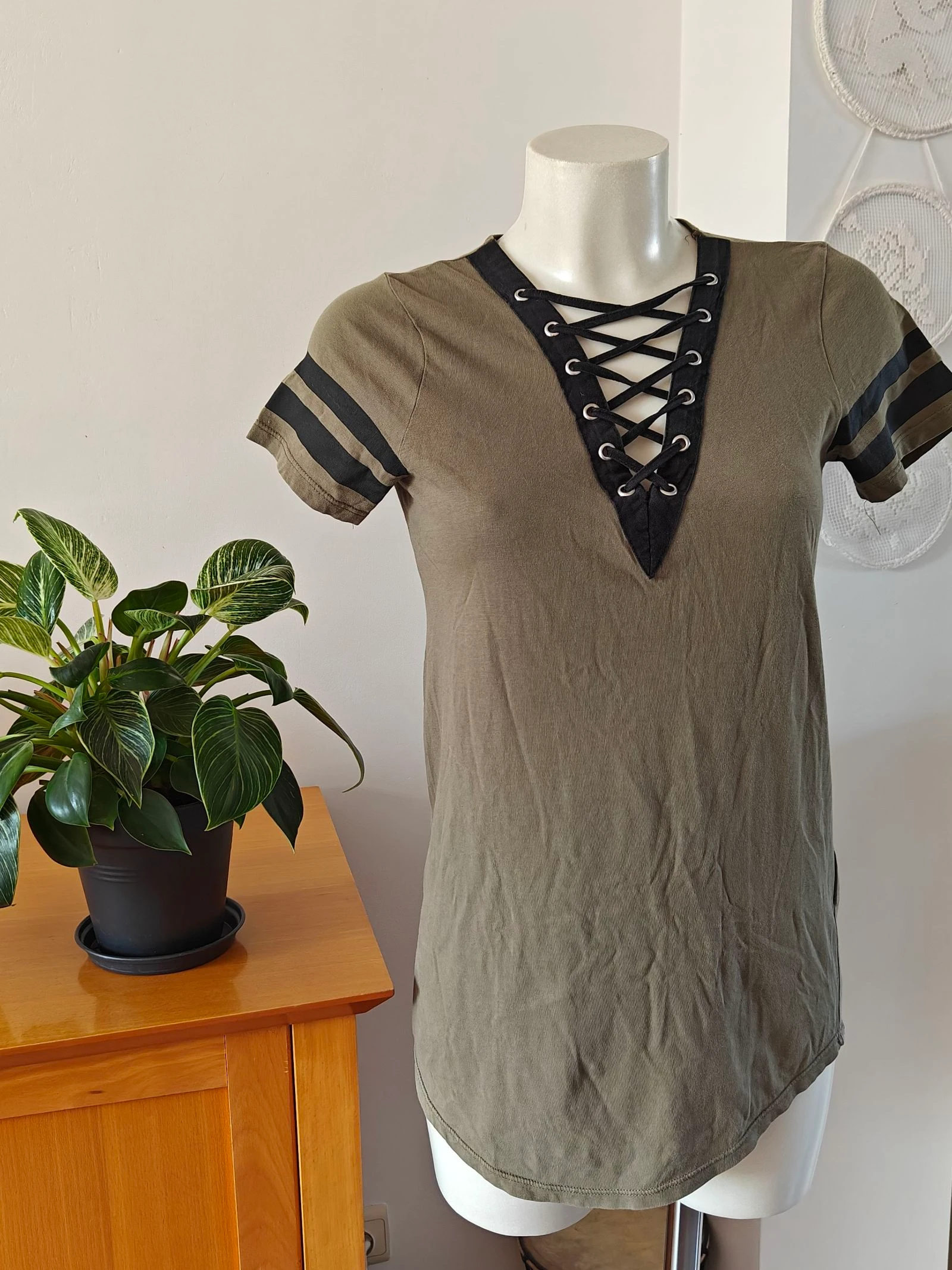 FB Sister olijfgroen shirt met vetersluiting.